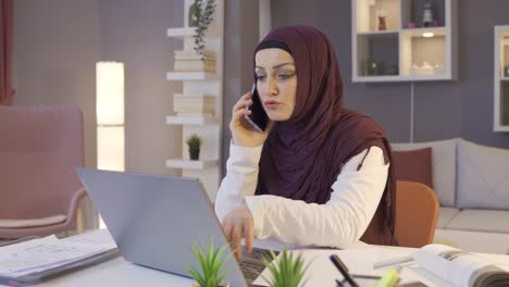 Muslim-business-woman-in-hijab-works-hard.